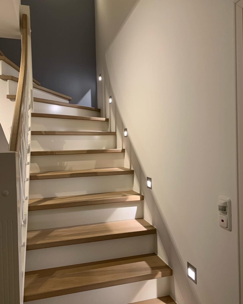 Schlichte Treppe mit Lichtkonzept nah der Stufen