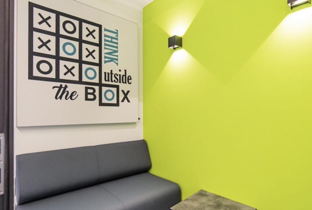Malerarbeiten Grüne Wand und Bild "Think outside the Box"-Tik Tak Toe